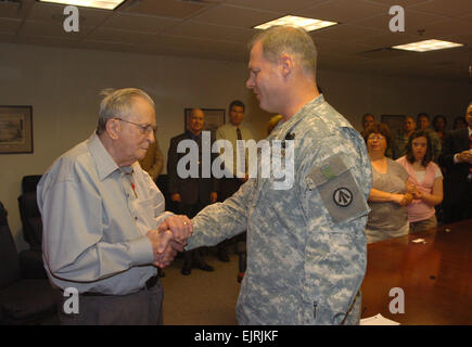Clarence Wallaert, Bekämpfung links, schüttelt Hände mit Maj Gen James L. Hodge, Kommandierender general, SDDC, nach präsentiert von Hodge Bronze Star Medal für seine Taten in mehr als 65 Jahren.   Dann-Pfc. Wallaert wurde in der Hüfte von einem deutschen Scharfschützen in Italien 1943 erschossen, doch dauerten die Kämpfe für 12 Stunden nach dressing seine eigene Wunde. Sein Schwiegersohn, ein Oberst der Luftwaffe und SDDC Zivilist, geholfen, für die längst überfällige Präsentation vereinbaren.  Lesen Sie die ganze Geschichte hier my.nowpublic.com/world/wwii-veteran-receives-bronze-star-after-65-years Stockfoto