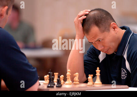 New Jersey Army National Guard 1st Lt. Arthur Macaspac spielt zu einem Unentschieden gegen Sgt. Darryl westlich von Camp Arifjan, Kuwait, in ihre Finale 2008 All-Armee Chess Championships am 16. Mai um Fort Myer VA Community Club. Macaspac posted 10 Siege und ein Unentschieden gewinnt seine zweite All-Armee Krone. West wurde Fünfter in der einwöchigen Turnier.  Tim Hipps siehe: /-News/2008/05/29/9504-Macaspac-gewinnt-seine-Seco... /-news/2008/05/29/9504-macaspac-wins-his-second-all-army-chess-championship/ Stockfoto