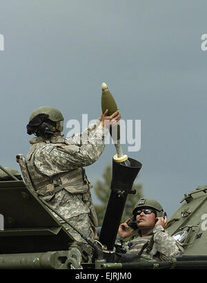 Jason Kaye 30. Mai 2008 Spezialist Allen Cauble, Recht, Uhren als Pvt. 2 Shawnee Tapia zu einen 120 mm Mörser von B-53 während der 8. Staffel, 1. Kavallerie-Regiment Mörtel Besatzung Zertifizierung Feuer bereitet. Ft Lewis Wash. siehe: /-News/2008/05/30/9517-Kavallerie-Einheit-on-Target... /-news/2008/05/30/9517-cavalry-unit-on-target/index.html Stockfoto