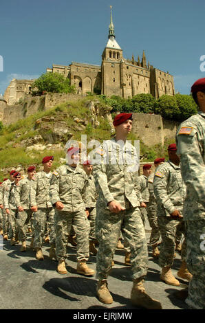 Amerikanische Fallschirmjäger marschieren vorbei der Mont Saint-Michel, 4. Juni 2008, bei einem Besuch und zur Teilnahme an Zeremonien zum 64. Jahrestag der d-Day Befreiung von Frankreich.  Sgt. 1. Klasse Scott D. Turner Stockfoto