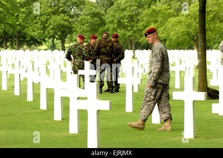 Soldaten vorbereitet zu Ehren des zweiten Weltkriegs Veteranen in der Normandie Sgt. 1. Klasse Scott D. Turner 6. Juni 2008 eine amerikanische Fallschirmjäger erinnert sich an die Bretagne amerikanischen Friedhof und Denkmal während eines Besuchs am 4. Juni 2008. Amerikanischen und anderen Fallschirmjäger sind in Normandie Frankreich an der 64. Jahrestag des d-Day am 7. Juni 2008 Teil. Stockfoto