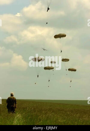 Soldaten vorbereitet zu Ehren des zweiten Weltkriegs Veteranen in der Normandie Sgt. 1. Klasse Scott D. Turner 6. Juni 2008 amerikanischen Fallschirmjäger aus quer durch die USA beteiligen sich an einer Demonstration "Jump" in das Vereinigte Königreich in der Vorbereitung für den 64. Jahrestag des d-Day-Gedenkfeier am 7. Juni 2008 stattfinden wird. Stockfoto