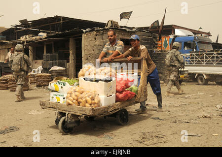 Ein irakischer Mann und seinem Sohn-Geschäft im Bereich Jameela Market in Sadr City Bezirk von Baghdad, Irak, 31. Mai 2008. Task Force Gold geholfen, den Markt zu renovieren, die aufgrund einer Abwasser-Problem geschlossen wurde, mithilfe einer Reihe von Projekten um Teile des Gebiets zu revitalisieren.  Techn. Sgt. Cohen A. Young Stockfoto