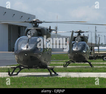 UH-72A Lakota Lght Mehrzweckhubschraubern landen in Tupelo, Miss. Sie sind die ersten beiden qualitätskonform beantwortete der Army National Guard.  EADS Stockfoto