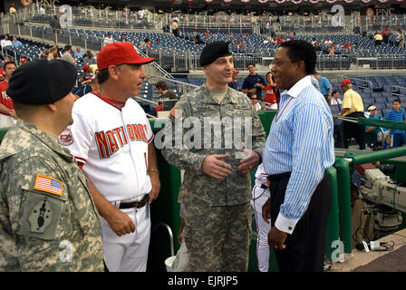 Armee-Nacht im Staatsangehörigen Stadion C. Todd Lopez 9. Juni 2008 Generalmajor Anthony A. Cucolo III, Chef der Armee Public Affair, plaudert mit Baseball Beamten vor dem Start eines 7.Juni Spiels zwischen die Washington Nationals und die San Francisco Giants Nationals Park, Washington, d.c. Am Abend wurde als "Army Night" im Stadion in Rechnung gestellt. Stockfoto