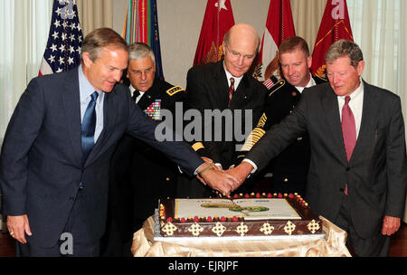 Armee Geburtstag feiert Congressional Partnerschaft J.D. Leipold 11. Juni 2008 Armee und Kongreßführer feierte 233. Geburtstag der Armee und der Armee-Partnerschaft mit dem Kongress gestern bei einer Kuchens Zeremonie auf dem Capitol Hill. Secretary Of The Army Pete Geren erzählte dem Publikum, es war eine tolle Gelegenheit, eine Institution, eine Partnerschaft zu feiern, die älter als der Nation: "Es war wirklich eine Adoption mehr als eine Geburt, weil Soldaten in das Feld Verlegung Belagerung an die Briten in Boston wurden als der Kontinentalkongress beschloss, eine Armee am 14. Juni 1775--erstellen sie sagten Stockfoto