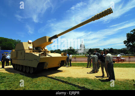 NLOS-C enthüllt am Capitol Hill C. Todd Lopez 12. Juni 2008 Prototyp 1 des Non-Line-of-Sight Cannon wurde enthüllt Mittwoch auf dem Capitol Hill in Washington, D.C. Insgesamt acht solcher Prototypen werden schließlich zu Yuma Proving Grounds, Arizona, bis zum Jahr 2010 zugestellt. Dort setzen Armee Wissenschaftler die Prototypen durch strenge Tests, um sicherzustellen, dass sie die Leistungsanforderungen. US-Senator Jim Inhofe aus Oklahoma, Secretary Of The Army Pete Geren und Chef des Stabes der Armee General George Casey Jr., betrachtet das System. Casey sagte, dass die Enthüllung ist ein Meilenstein in der Future Combat Systems Stockfoto