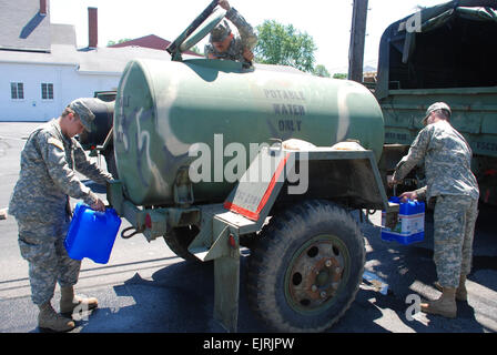 Garde Soldaten bringen Wasser zu Hope Staff Sgt. Jeff Lowry 12. Juni 2008 Indiana Army National Guard Pfc. Jacob Jana, Top, Kontrollen der Wasserstand in einem 400-Gallonen-Tank als Spezialisten Daniel Dubowski, links, und Marcus McDowell Spenden Wasser für eine Hoffnung, ind Resident Mittwoch, 11. Juni 2008. Sie sind der 113. Engineer Battalion-Hauptniederlassung in Gary, Indiana zugewiesen und helfen mit Fluthilfe in südlichen Indiana bekannt als Betrieb der Arche Noah. Stockfoto