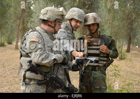 Von links schauen A US-Soldat aus 3rd Squadron, 3rd Armored Cavalry Regiment und ein US-Armee-Interpreter über eine Karte mit einem irakischen Armee Soldaten vom 8. Brigade der 2. Division, bevor Sie beginnen einen Kordon und Suche des Waldes Ninewa in Mosul, Irak, 8. Juni 2008.  PFC. Sarah De Boise Stockfoto