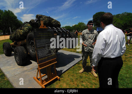 FCS Hardware angezeigt, auf der National Mall C. Todd Lopez 13. Juni 2008 Maj. Brian Byers, Programmmanager für unbemannte Bodenfahrzeuge Future Combat Systems, erklärt Funktionen des Fahrzeugs multifunktionale Utility/Logistics and Equipment für einen Besucher auf der National Mall, Washington, D.C. Das "Maultier", war wie das Fahrzeug bekannt ist, eines von mehreren Stücken von Hardware aus dem FCS-Lineup auf dem Display, Juni 11. Stockfoto