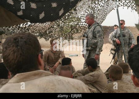 US Army General David D. McKiernan, Kommandeur der ISAF International Security Assistance Force, besucht mit US-Marines 9. Juni 2008, in Garmsir, Afghanistan, sechs Tage nachdem er sein Kommando der ISAF. Die Marines sind 1. Bataillon, 6. Marine Regiment, 24. Marine Expeditionary Unit, ISAF zugeordnet.   CPL. Alex C. Guerra, US Marine Corps. Veröffentlicht Stockfoto