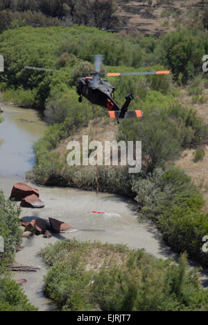 Ein UH-60 Blackhawk Hubschrauber von Alpha Company, 2. Bataillon, 135. Aviation Regiment, Colorado Army National Guard füllt einen Eimer mit Wasser gegen Waldbrände in Fort Carson, Colorado, 12. Juni 2008.  Service-Mitglieder aus Colorado Army National Guard haben mehrere andere Agenturen im Kampf gegen die Feuersbrunst seit Juni 9 unterstützt.  Waldbrände haben in der Pi gebrannt Stockfoto