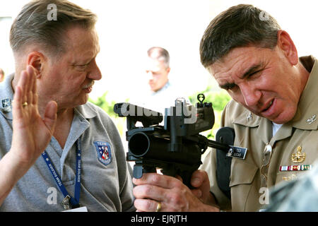 080613-A-7377C-005 - Ward Eldridge, Ausstellung Manager Programm Executive Office PEO Soldat, erklärt der XM320 Grenade Launcher Marine Kapitän Ted Lucas während ein Programm Executive Office PEO Soldat Display 13. Juni 2008, im Pentagon Courtyard.  Foto: US-Verteidigungsministerium Army Staff Sgt Michael J. Carden, American Forces Press Service Stockfoto