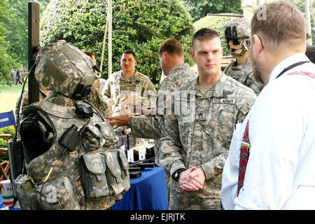 080613-A-7377C-010 - Army Staff Sgt. James Young, ein Squad-Leader mit 4. Bataillon, 9. Infanterie-Regiment, 4. Stryker Brigade Combat Team, 2. US-Infanteriedivision, Fort Lewis, Washington, erklärt der Land Warrior System angeschlossen, um seinen Körper Rüstung und Helm für Menschen, die Teilnahme an dem Programm Executive Office PEO Soldat Display 13. Juni 2008, im Pentagon Courtyard. Foto: US-Verteidigungsministerium Army Staff Sgt Michael J. Carden, American Forces Press Service Stockfoto