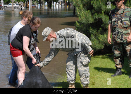 US-Armee Pfc. Chris Casciato, Center und Air Force Staff Sgt Josh McCaslen helfen Zivilisten durch rasant steigende Hochwasser in Cedar Rapids, Iowa, 13. Juni 2008 gestrandet. Iowa Nationalgarde Soldaten und Piloten arbeiten mit staatlichen und lokalen Behörden sorgen für Sicherheit und helfen bei Flut Hilfsaktionen. Casciato ist die 34. Bataillon Support Truppe Brigade zugewiesen; McCaslen erhält die 185th Air Refueling Wing aus Sioux City, Iowa, USA.  Staff Sgt Oscar Sanchez, Stockfoto