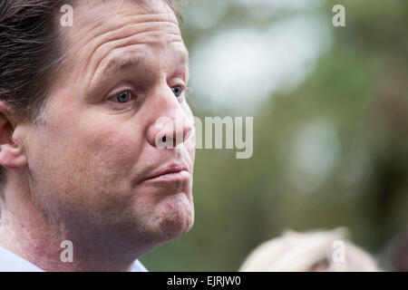 Vizepremier Nick Clegg Parkridge Naturzentrum am ersten Tag der Kampagne bei den allgemeinen Wahlen zu besuchen Stockfoto