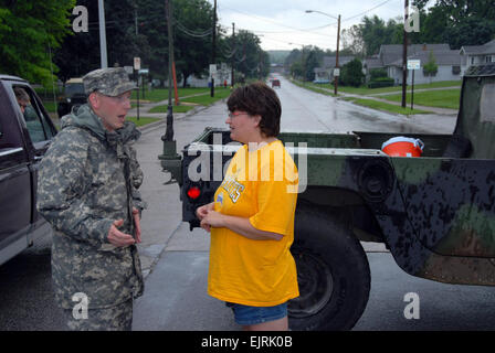 US Army Spc. Adam Frahm beantwortet Fragen und leitet den Datenverkehr als Bestandteil der Iowa Nationalgarde Flut Hilfsmaßnahmen in Cedar Falls, Iowa, 12. Juni 2008. Iowa Nationalgarde Soldaten und Piloten arbeiten mit staatlichen und lokalen Behörden sorgen für Sicherheit und helfen bei Flut Hilfsaktionen. Frahm ist Hauptsitz, Headquarters Company, 2. Bataillon, 34. Bataillon Support Truppe Brigade zugeordnet.  Staff Sgt Oscar Sanchez Stockfoto