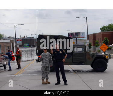 Ein Soldat mit der Iowa Army National Guard interagiert mit einem lokalen Gesetzeshüter Flut Hilfsmaßnahmen in Cedar Rapids, Iowa zu koordinieren. Iowa Nationalgarde Soldaten und Piloten arbeiten mit staatlichen und lokalen Behörden sorgen für Sicherheit und helfen bei Flut Hilfsaktionen.   Staff Sgt Oscar Sanchez Stockfoto