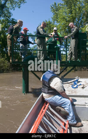 Datum: 17.06.2008 Beschriftung: ein Team bestehend aus Cedar Rapids Water Utility Mitarbeiter und eine Mannschaft aus der Army National Guard in Iowa-Umfrage eines mehrere Wasserpumpen, die Luft werden für Reparatur unter Verwendung einer CH-47 Chinook aufgehoben. Die Pumpen liefern frisches Wasser für Cedar Rapids, Iowa und wurden durch Hochwasser nach Tagen mit heftigem Regen beschädigt. U.S. Air Force Photo/techn. Sgt Melissa Allan Stockfoto