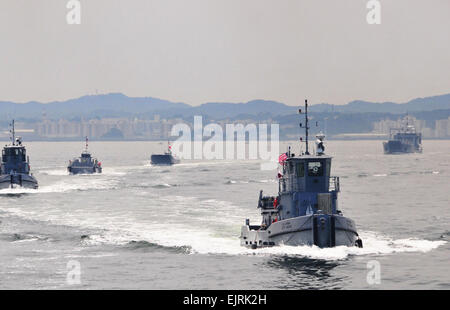 Fotos von: Corey Horn, AMC G3 APS Operationen Underway Konvoi - Armee Schiff ST-904 Green Springs führt einen wasserbasierten Konvoi von kleinen Schlepper, landing Craft mechanisiert und Landungsboote Dienstprogramm Schiffe mit der 8. Theater Sustainment Command 10. Support Group, Yokohama North Dock, Japan, während des Trainings Pazifik erreichen ' 08, 13-17. Juni. Pacific erreichen soll die Armee Fähigkeit Wasserfahrzeug operativen Voraussetzungen für Wasserfahrzeuge Bereitstellungen unterstützt zu bewerten. Stockfoto