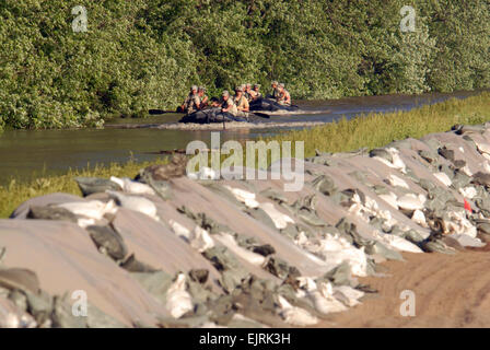 US-Soldaten zugewiesen, der 194. lange Reihe Überwachung, Iowa Army National Guard Patrouille Mississippi Fluß Hochwasser in Burlington, Iowa, 16. Juni 2008. Mitglieder der Nationalgarde Iowa unterstützen staatliche und lokale Agenturen bieten Sicherheit und helfen, Bereiche von großflächigen Überschwemmungen beschädigt erholen.  Master Sergeant Bill Wiseman Stockfoto