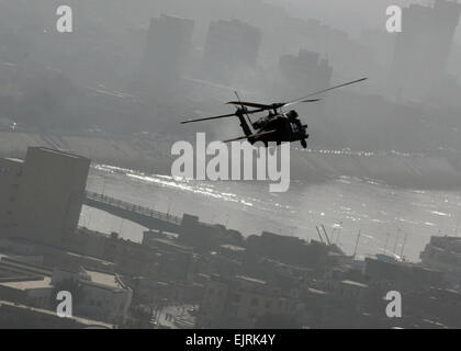 Ein UH-60 Black Hawk von Firma A, 3. Bataillon, 158. Luftfahrt--bekannt als Task Force Sturm während seiner aktuellen Einsatz im Irak--führt über Bagdad auf einer Mission im März. Nach Monaten der Einsatz zur Unterstützung der Operation Iraqi Freedom ziehen 3-158. und andere Elemente der Elterneinheit, Task Force XII, in neue Missionen im Irak.  Sgt. 1. Klasse Chris Seaton Stockfoto