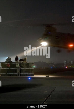 Soldaten der US Army in Europa Unternehmen D, 3. Bataillon, 158. Aviation vorbereiten zum Container herstellen ein CH-47 Chinook-Hubschrauber im logistischen Support Bereich Anaconda in Balad, der Irak für Bewegung zu Camp Taji, 12. Dezember 2007. Das Bataillon und seine Eltern-Einheit, die 12. Combat Aviation Brigade, Elemente der Task Force XII im Irak ziehen zurück in Balad als Teil einer Reihe von Veränderungen innerhalb der Task Force.  Staff Sgt Derrick Mims sehen: / News/2008/07/14/10842-Änderungen-Shuffle-Einheiten... /-news/2008/07/14/10842-changes-shuffle-units-in-aviation-task-force-in-iraq/index.html Stockfoto