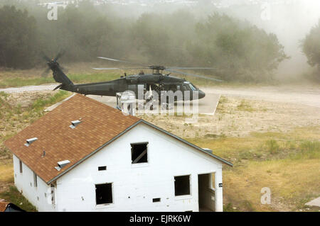 Kavallerie-Pfadfinder aus Truppe B, 4. Geschwader, 9. Kavallerie-Regiment, 2nd Brigade Combat Team, 1. Kavallerie-Division absteigen einen UH-60 Black Hawk Hubschrauber vom 3. Bataillon, 227. Aviation Regiment, 1st Air-Kavallerie-Brigade, 1. CAV Div., während ein Luft-Angriff-Training-Betrieb genannt "Operation Dark Horse Lightning" am St. Elias Unternehmen Militäroperationen im urbanen Gelände Website auf Fort Hood , Texas, 30 Juni.  ID: 102761 Aufnahmedatum: 30. Juni 2008 Standort: FORT HOOD, Texas, USA Fotograf: Staff Sgt Jason DouglasView Portfolio 2nd Brigade Combat Team, 1. Kavallerie-Division-Öffentlichkeitsarbeit Stockfoto