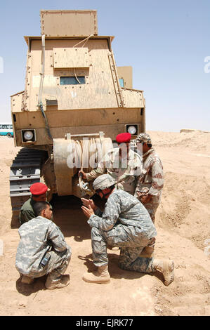 Sgt. 1. Klasse David Sullivan, ein Ingenieur Ausrüstung Betreuer aus 326th Engineer Battalion, Fort Campbell, Kentucky, Züge irakische Armee-Ingenieure auf die Verwendung von der US-Armee D7 gepanzerte Bulldozer auf Kontingenz Operating Base Speicher, Irak, Juni 26. Die 326th ist im Dienst im Irak unter dem Kommando und Kontrolle der US-Army in Europa 18. Ingenieur-Brigade.  Capt Stephen Barker siehe: /-News/2008/07/14/10851-uns-Armee-Europa-Motor... /-news/2008/07/14/10851-us-army-europe-engineers-building-relationships-security-infrastructure-in-iraq/index.html Stockfoto