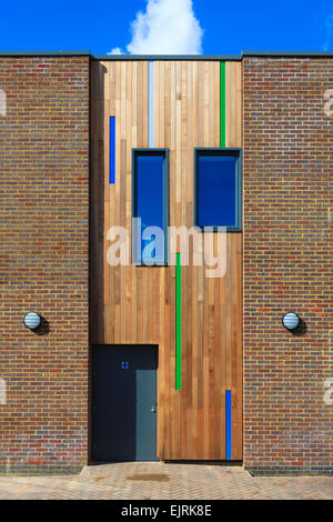 Timberclad Panel Abschnitt in Backstein des modernen Gebäudes Stockfoto