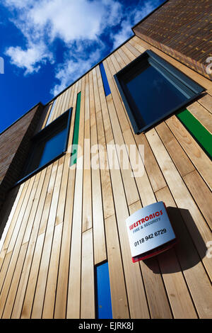 Fire &amp; Security Alarm auf der Außenseite eines Gebäudes modern timberclad Stockfoto