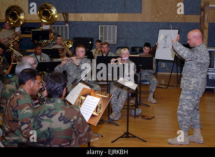 Chief Warrant Officer Thomas Hager, der 101st Airborne Division Band Kommandant, führt die gemeinsame Afghan National Army Band und 101. Band 17. Juli 2008, während einer Fortbildungsveranstaltung in Bagram Air Field in Afghanistan.  Sgt. Zach Otto, Stockfoto