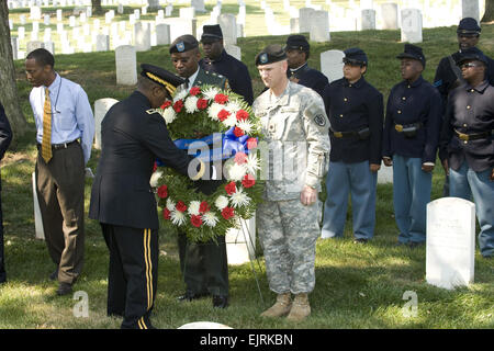 Kranz Verlegung Richard Mattox 18. Juli 2008 Generalmajor Elder Granger legt einen Kranz auf dem Arlington National Cemetery 17.Juli, in Anerkennung des 10. Jahrestages der African American Civil War Memorial. Lieutenant Colonel Patrick Burden und Oberstleutnant Andrews zu unterstützen, durch eine Gruppe von Civil War Reenactor gesichert. Stockfoto