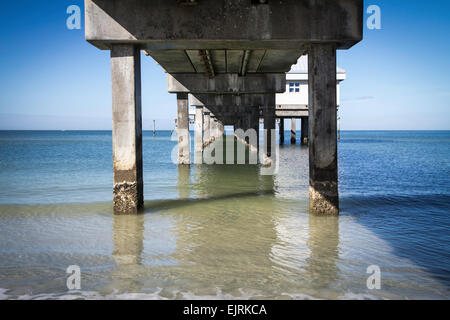 Die Unterseite des 60 Pier in Clearwater Beach, Florida Stockfoto