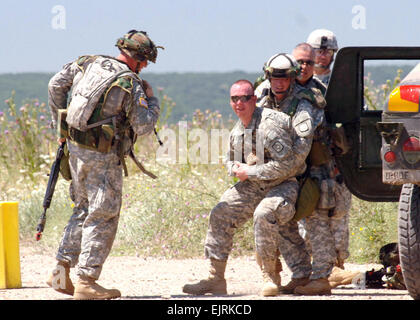 Soldaten von der New Mexico National Guard Bravo Company, 1. Bataillon, 200. Infanterie-Brigade tragen einen Kameraden Rollenspiel als "verwundete Soldaten" in ein Fahrzeug zum Schutz vor simulierten "feindlichen Beschuss" beim kombinierten Training mit rumänischen Kräfte an die Joint Task Force-East Babadag Trainingsbereich, Rumänien. Stockfoto