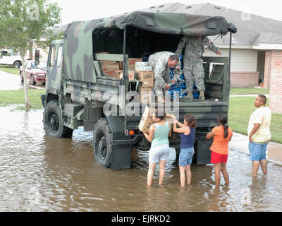 Soldaten der Nationalgarde Texas verteilen Nahrung, Wasser und Eis 25 Juli von einem leichten mittlere taktische Fahrzeug für die Bewohner von Raymondville, Texas, vom Hurrikan Dolly überflutet.  1st Sgt. Lek Mateo Stockfoto