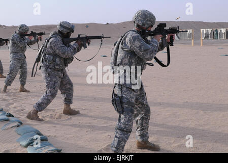 Mitglieder des Foxtroop, 6. Geschwader, 17. Kavallerie-Regiment aus Fort Wainwright, Alaska, üben CQM während einer Übung im Camp Buehring, Kuwait August 4. Stockfoto