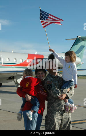 US Army Staff Sgt Mark Olafson, aus dem 817th Ingenieur-Unternehmen, grüßt seine Familie nach seiner Heimkehr zu Jamestown Regional Airport in Jamestown, ND, 7. Juni 2008, nach seinem Einsatz in den Irak.   Senior Master Sergeant David H. Lipp Stockfoto