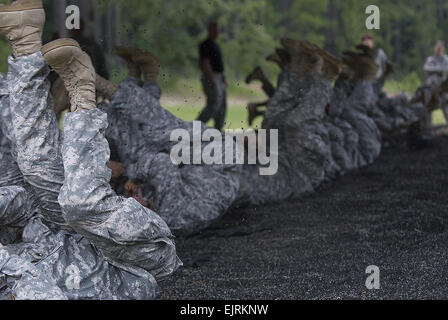 US Armee-Reserve-Soldaten von der United States Army Civil Affairs und psychologische Operations Command Airborne vorbereiten für den nächsten Tag in der Luft Betrieb durch Fallschirm landen Herbst PLF in Fort Bragg, North Carolina, Sonntag, 27. Juli 2008 ausführen. Stockfoto