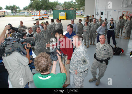 Bobby Jindal, Gouverneur von Louisiana, spricht auf einer Hurrikan Gustav-Pressekonferenz am 31. August 2008 am New Orleans Lakefront Airport gelegen. Gouverneur Jindal fordert Schwester Staaten für 16.000 Soldaten in Gustav Bemühungen zu unterstützen. Stockfoto