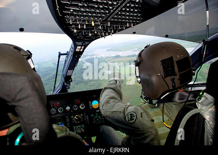 Louisiana Nationalgarde Piloten Chief Warrant Officer Eric Feazell und John Kennedy Ablösung 1 C Company, 1. Bataillon, 114. Aviation Regiment beobachten eine Region Häuser überflutet von Hurrikan Gustav während der erste Aufklärungsmission nach dem Sturm, 2. September 2008. Stockfoto