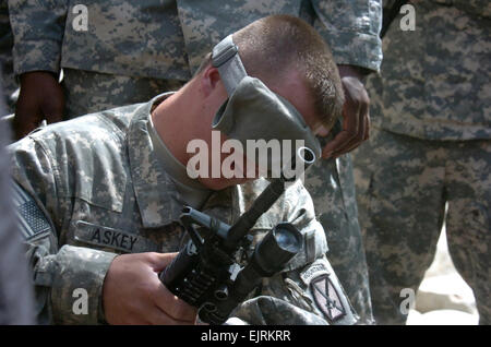 PFC John Askey, gebürtig Phillipsburg, PA., Company C, 2. Bataillon, 30. Infanterie-Regiment zugewiesen versammelt eine m-4-Gewehr mit verbundenen Augen als Teil der Chaos-Ironman-Wettbewerb bei der vorwärts Operating Base Loyalität, 20. August 2008. Askey war auf das Siegerteam und seine Teamkollegen bei der m-4 Gewehr Montage – das Ereignis ausgewählt, um ein drei-Wege-Tie brechen, nachdem Sie den wichtigsten Wettbewerb vertreten. Stockfoto