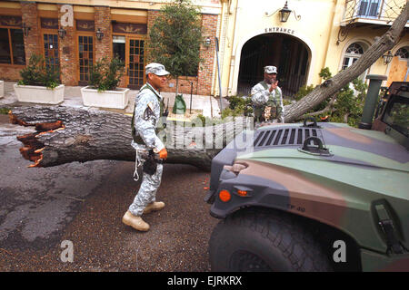 080901-A-0559-K-006 U.S. Army Soldaten patrouillieren die Straßen von New Orleans, Louisiana, zur Unterstützung der Hurrikan Gustav Hilfsmaßnahmen am 1. September 2008.  Einsatztruppen um Bewohner, die das Gebiet evakuieren zu helfen, Sicherheit vor, während und nach dem Hurrikan Landfall zu recherchieren und Rettungsaktionen in der Gegend.  Die Soldaten sind die 256th Infantry Brigade Combat Team, Louisiana Army National Guard zugeordnet.   Staff Sgt Russell L. Klika, US-Armee.  Veröffentlicht Stockfoto