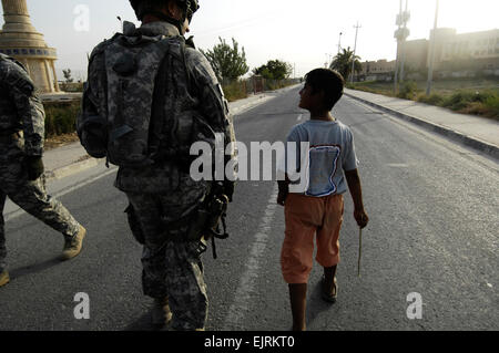 U.S. Army Captain Vincent Cesaro, gebürtig aus Chicago, Illinois, freundet sich mit einem irakischen Jungen während eines Besuchs in der irakischen Familiendorf in Bagdad, Irak am Sep 1, 2008. Die US-Soldaten sind Teil der Sitz Sitz Batterie, 1. Bataillon, 320th Field Artillery Regiment, 2nd Brigade Combat Team, 101. US-Luftlandedivision. Stockfoto