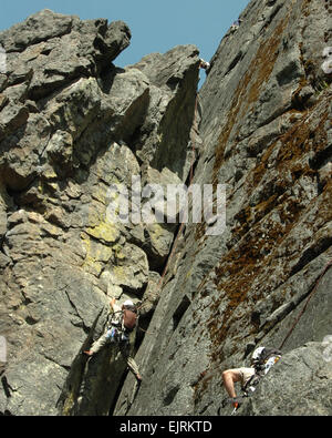 Green Berets der 1st Special Forces Group Airborne Klettern Castle Rock in der Nähe von Leavenworth, Washington Die Soldaten durchgeführten militärischen Bergsteigen training, um die Fähigkeiten zu erhalten, die ihnen ermöglichen, ihre Ziele in bergigem Gelände überall auf der Welt zu erreichen.  Staff Sgt Andrew Kosterman Stockfoto