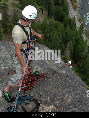 Green Berets der 1st Special Forces Group Airborne Klettern Castle Rock in der Nähe von Leavenworth, Washington Die Soldaten durchgeführten militärischen Bergsteigen training, um die Fähigkeiten zu erhalten, die ihnen ermöglichen, ihre Ziele in bergigem Gelände überall auf der Welt zu erreichen. Die Soldaten ihre Mission um die 600 Fuß hohen Klippe Gesicht mit Packs trotz 30 Meilen pro Stunde Windböe und 95 Grad Fahrenheit Skala geschafft Tempertures.  Staff Sgt Andrew Kosterman Stockfoto