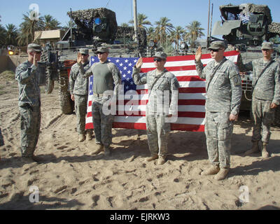 PFC. Silas Giberti links, Sgt. Nicolas LeMay, gebürtig aus Ojai, Kalifornien, und Sgt. Aaron Walters, gebürtig aus Wichita, Kansas, rezitieren den Eid der Eintragung von 1st Lt. Jacob Sweatland, der Zeitsoldat, Aug.16, 2008 dirigierte gegeben. Multi-National Division-Baghdad Soldaten aus der 2. Staffel, 14. Kavallerie-Regiment "Strykehorse," 2nd Brigade Combat Team, 25. Infanterie-Division, erhielt vor kurzem die Flagge aus Teufels Küche Feuerwache, die Heimat von Motor 34 und Leiter 21 in New York war. Die Flagge flog außerhalb der Feuerwache, 11. September 2001. An jenem verhängnisvollen Tag, 34 Feuerwehrleute aus th Stockfoto