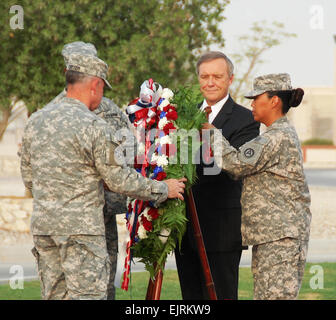 Sgt. Bernina Blackwater, Kaplan Assistent, US-Armee Area Support Group - Qatar, hilft US-Botschafter des Staates Katar, Joseph E. LeBaron, mit der Platzierung eines Gedenkstätte Kranz während des Camps als das Ritual des Sayliyah, Qatar, Patriot, 11. September 2008.  Auch zu helfen, legen Sie den Kranz ist Oberst David G. Cotter, Commander, ASG-Qatar und Command Sergeant Major Michael D. Howard, ASG-Katar Command Sergeant Major.   Jim Hinnant Stockfoto