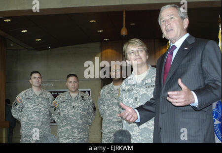 Präsident George W. Bush spricht mit Journalisten am Walter Reed nach dem Besuch mit verwundeten Soldaten vor kurzem. Stockfoto
