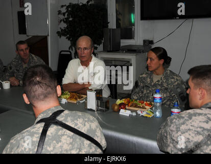 Secretary Of The Army, Honorable Pete Geren, besucht mit Servicemembers kombiniert Security Transition Command-Afghanistans Sept 15. Geren die Reise nach Camp Eggers diente als Fact Finding Tour zu prüfen, die Bedürfnisse des Personals der US-Armee in Afghanistan eingesetzt. Foto von Petty Officer 1st Class Douglas MappinRELEASED Stockfoto